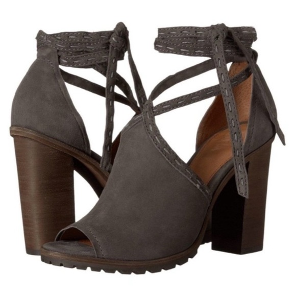 NEW FRYE- Suzie Pickstitch Lug Sole Grigio Suede Heel Sandal Peep-Toe